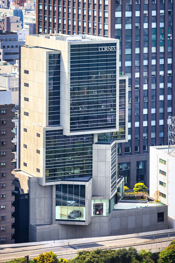 「ベントレー東京 芝ショールーム」には、「ショーケース」と呼ばれる首都高沿いに車両を展示するスペースが設けられている。