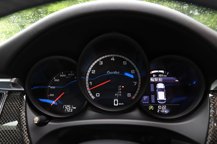 メーターパネルはセンターがエンジン回転計、左が速度計、右が各種情報を表示できる液晶パネルというレイアウト。エンジン回転計の中央には「turbo」のロゴが備わる。
