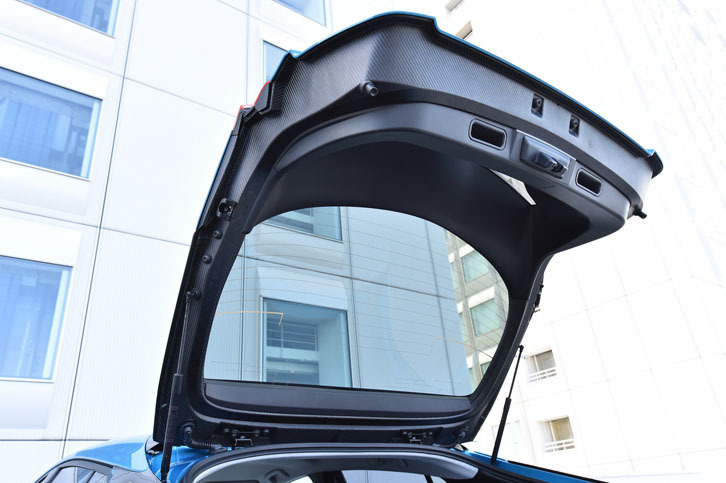 バックドアの素材には、軽量かつ高強度な炭素繊維強化樹脂（CFRP）が採用されている。