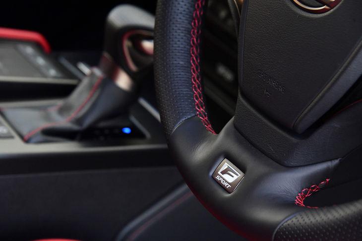 スポーティーグレード“Fスポーツ”のステアリングホイールには、ディンプル本革を採用。リムの下部には専用のエンブレムも添えられる。