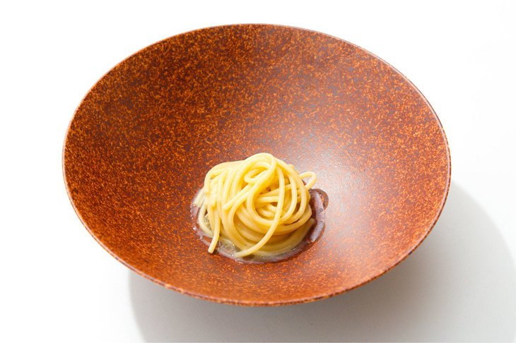 7皿目の「しじみと牛」。鳥取の牛骨ラーメンが発想の元。湖山池（こやまいけ）の大粒の鼈甲（べっこう）シジミからでる出汁（だし）と鳥取和牛の出汁や牛脂を合わせてパスタに。