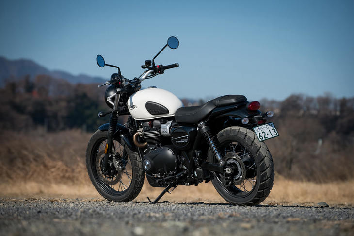 「ストリートスクランブラー」は、クラシカルなオンロードバイク「ストリートツイン」をベースに、オフロードも走れるようカスタマイズされたモデル。今回試乗したのは2019年式の最新型で、従来モデルからはエンジンやシャシー、デザインがリファインされている。