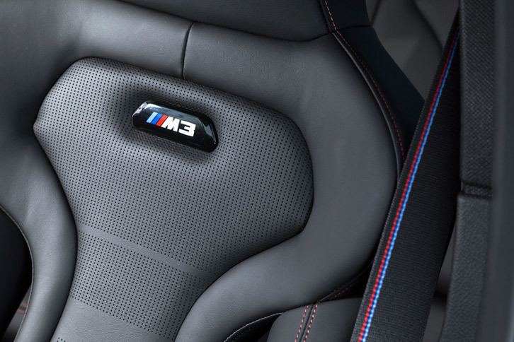 インテリアの各所に施された「M3」のロゴ。「M3セダン コンペティション」には、Mストライプが施された専用シートベルトが装備される。