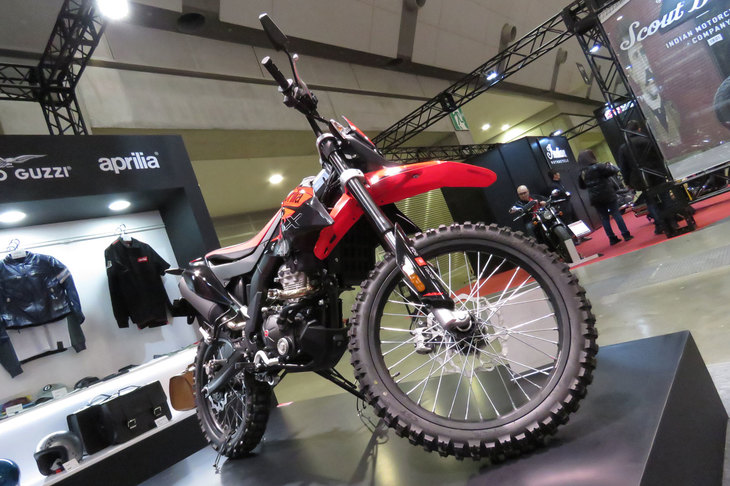 リッターオーバーのスーパースポーツから50ccの原付まで、幅広いモデルをラインナップするアプリリア。写真のオフロードモデル「RX125」やスモールスーパースポーツの「RSV4 125」など、125ccクラスのモデルも多数用意している。