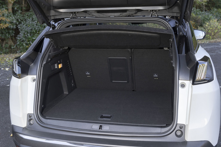 「3008 GTハイブリッド4」の荷室容量は520リッター。後席のバックレストを荷室側からでも倒せるレバーが備わっている。