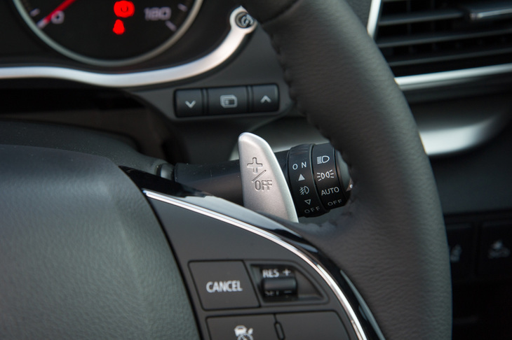 ハンドルから手を離さずに変速が可能なシフトパドル。グレードや駆動方式を問わず、全車に標準で装備される。