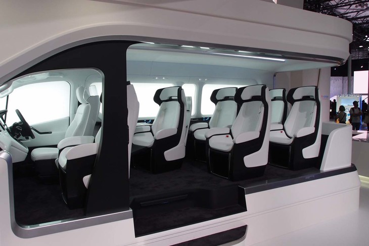 トヨタ車体のブースに展示された、インテリアの提案「ビジネスライナー コンセプト」。