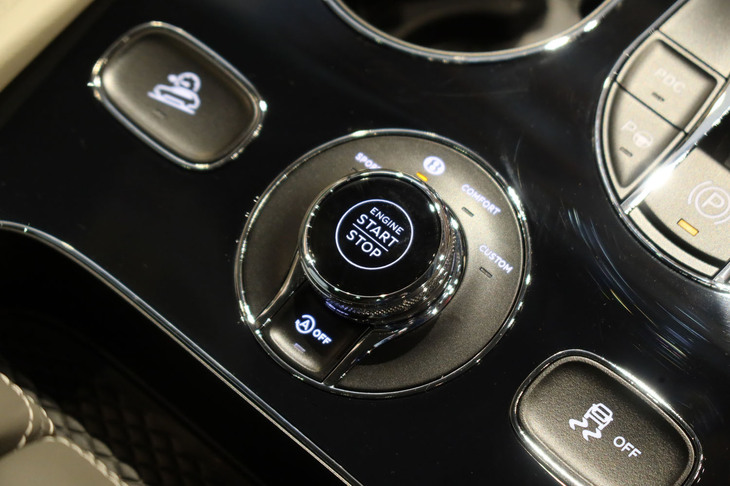 ベントレー・ベンテイガEWBアズール ファーストエディション（走行モードセレクター）