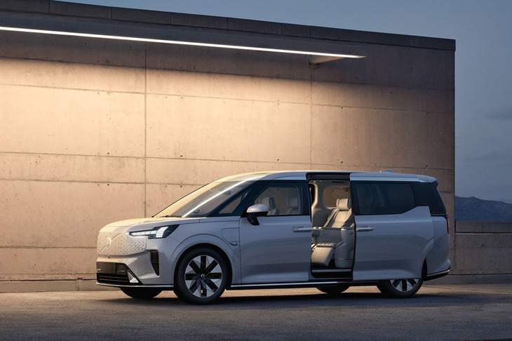 2023年11月に発表されたボルボの新型電動ミニバン「EM90」。3列シートが備わる6人乗りの電動プレミアムMPVで、一充電あたりの走行距離はCLTC（China Light-Duty Vehicle Test Cycle）値で最大738kmと発表されている。