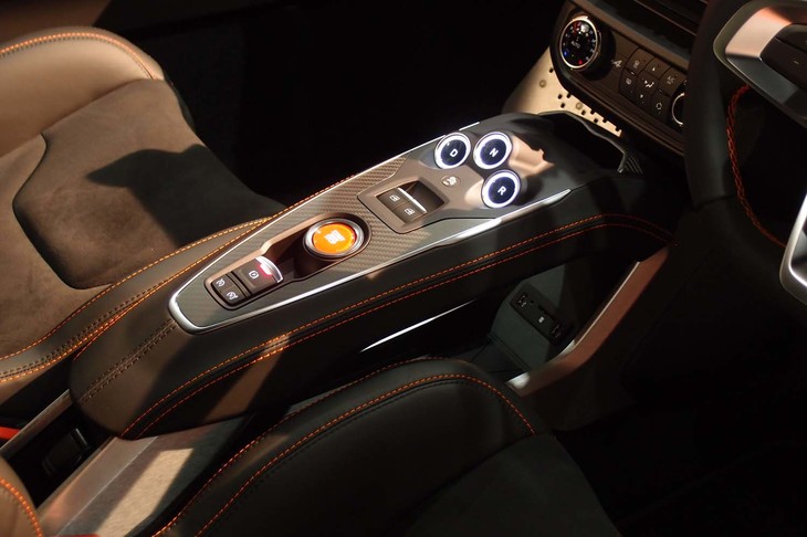 アルピーヌA110S（ヘリテージカラー採用車のセンターコンソール）