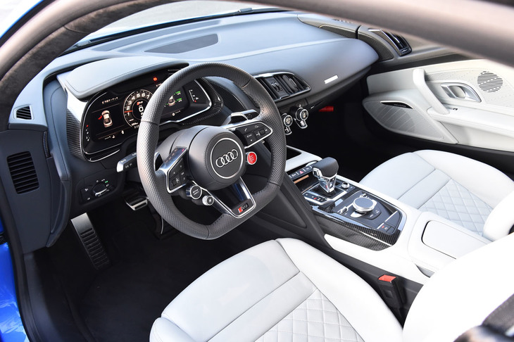 白いクロスステッチのシートがまぶしい「R8」の車内。色移りしそうな服を着てこなくて、本当によかった。