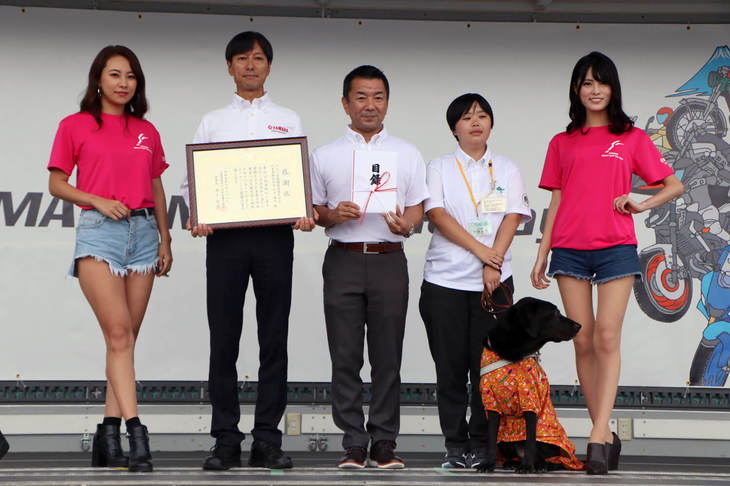 ライダーたちの募金を財団法人 日本盲導犬協会に育成資金として贈る「YAMAHA NICE RIDE募金」の贈呈式が実施された。この1年間に集められた募金が、石井謙司ヤマハ発動機販売 代表取締役社長から日本盲導犬協会へと手渡された。この活動は、平成元年からスタートした取り組みで、29年間の募金総額は、9385万3919円にもなるという。