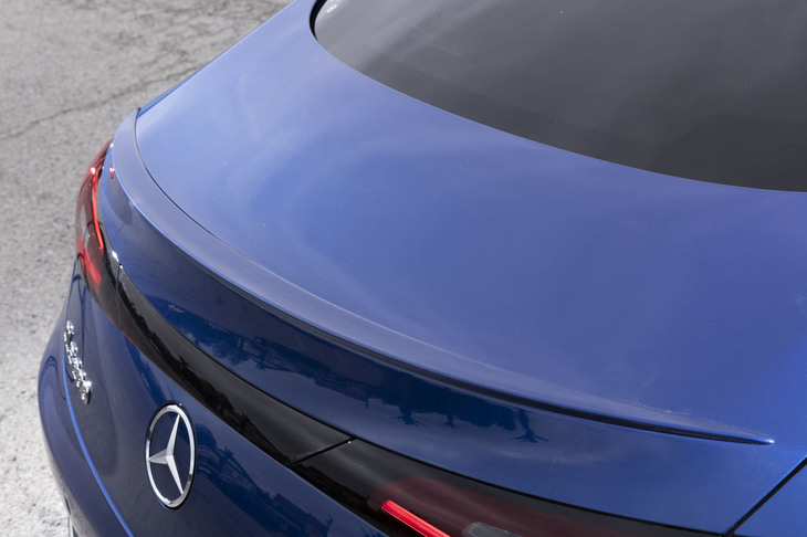 左右をダークレッドのトリムでシームレスにつないだスリムなリアコンビネーションランプ。ボディー後端の「トランクリッドスポイラーリップ」と相まって、精悍（せいかん）なリアビューを演出する。