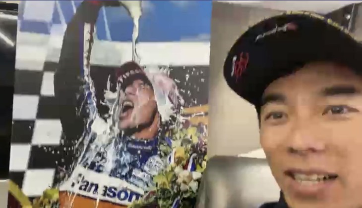 インディ500のディフェンディングチャンピオンとして、インディアナポリスの街なかやチケットなどで佐藤選手の写真が見られる。レース期間中は街の大通りの名称が「サトー・ストリート」になっているとか。いまや佐藤琢磨は、100年以上続くインディ500の歴史の一部である。