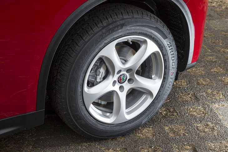 5スポークのアルミホイール。試乗車は18インチのランフラットタイヤ「ブリヂストン・デューラーH/P SPORT AS」を装着していた。