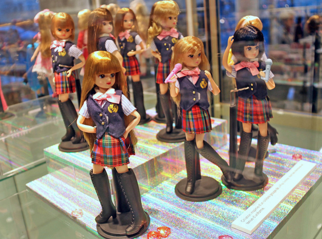 2016年12月6日から17日まで開催される「Licca ～ Symbol of Kawaii」展のひとこま。「ジャパニーズポップカルチャー」の部に展示された制服アイドル版のリカちゃん。