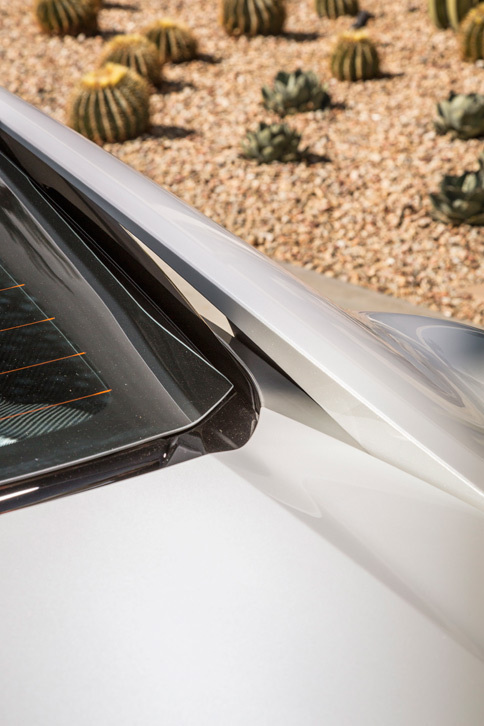 特徴的なフローティングデザインが用いられた「NSX」のCピラー。