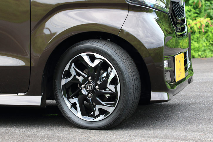 タイヤサイズは155/65R14が主で、「カスタム」のターボモデルのみ165/55R15。カスタムにはブラック塗装と切削加工を施したツートンカラーのアルミホイールが装備される。