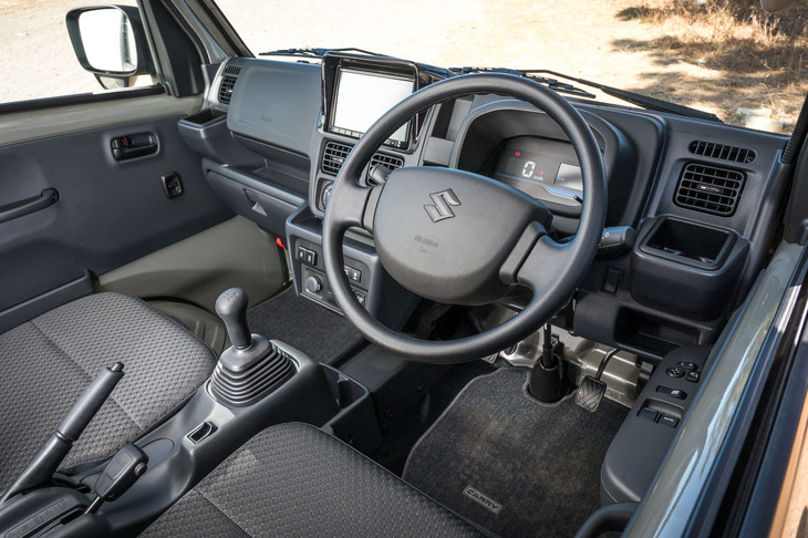 車内空間はいかにも仕事場といった趣だが、液晶メーターやパワーウィンドウが標準で装備されるなど、各所が進化している。