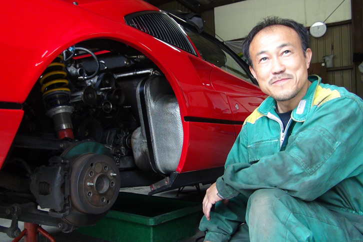長年フェラーリの整備に携わる、尾上サービスの尾上メカ。