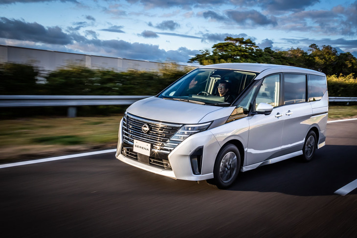 「セレナe-POWERルキシオン プロトタイプ」の走行シーン。