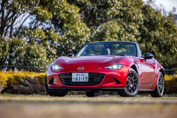 マイナーチェンジを受け、2024年1月に発売された「マツダ・ロードスター」。4代目となる現行型が登場した2015年以降も間断なく手が加えられてきたが、今回の改良は過去最大の規模とされる。