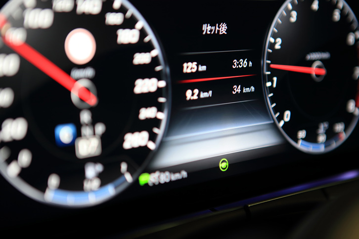 メーター内に表示される、操舵支援機能の作動を示す緑のインジケーター。ドライバーがステアリングを握っていないと、警告を発した後に機能が停止する。