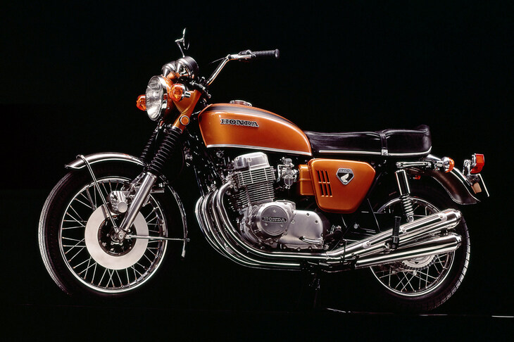 ホンダが1969年に発表した「ドリームCB750FOUR」。750ccクラスの4気筒SOHCエンジンを搭載した高性能モデルで、2気筒が主流だった従来の大型二輪モデルを、いずれも時代遅れにしてしまった。