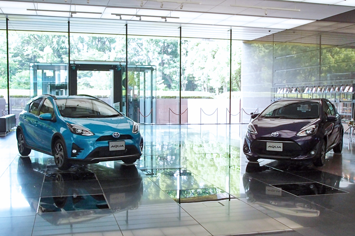 アクア クロスオーバー（写真左）とアクアG（同右）。