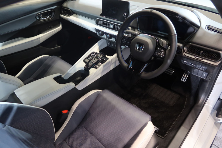 内装のコンセプトは「上質さと色気による高揚感が感じられるインテリア」。青系と白系からなるハイコントラストな色使いとなっている。