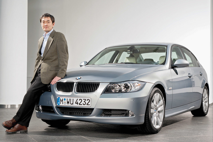 「E90」こと5代目「3シリーズ」と永島譲二氏（当時）。
	明照寺：「3シリーズも、この代で大きく変わりましたよね」
	永福：「まぁそれでも、『7シリーズ』なんかと比べたら抑えが利いていたほうだと思いますが」