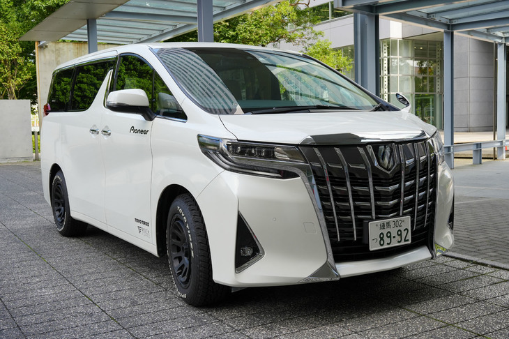 パイオニア保有の「トヨタ・アルファード」。これに搭載された最新バージョンの「NP1」を試そうとしたところ、テスト用データが格納されたサーバーに不具合が発生してしまった。