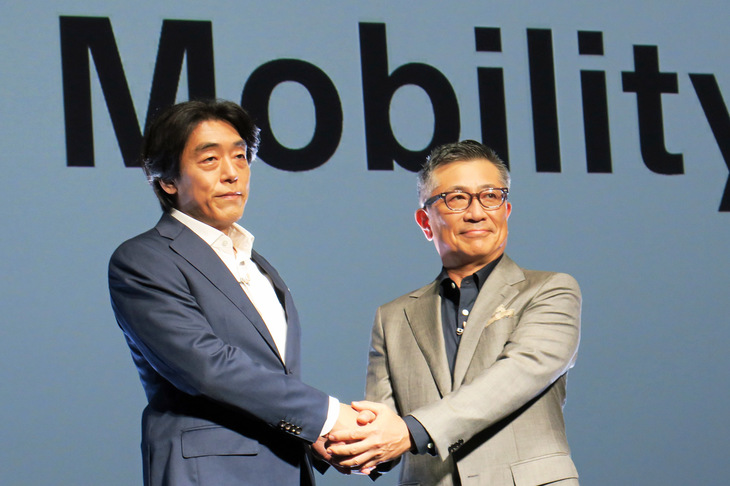 ソニー・ホンダモビリティの水野泰秀代表取締役会長兼CEO（写真向かって右）と川西 泉代表取締役社長兼COO（同左）。水野氏はホンダの専務執行役員、川西氏はソニーグループの常務を務める人物だ。