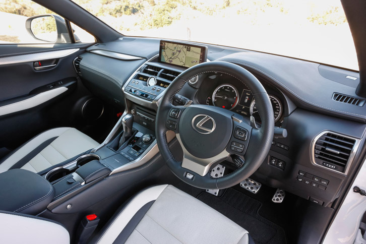 「NX」のインパネ中央には10.3インチに拡大したナビディスプレイが収まる。