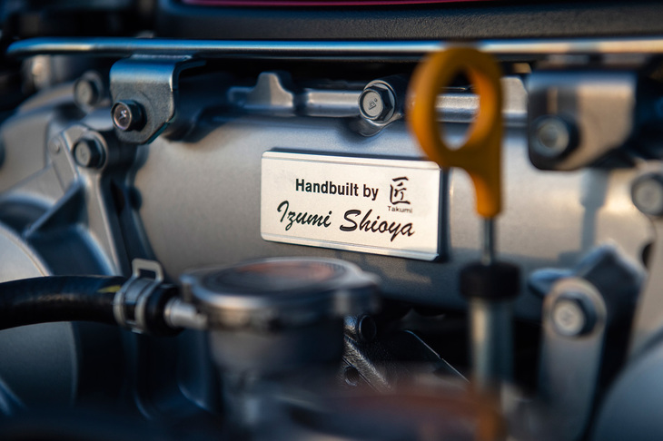 エンジンに貼られた「Handbuilt by 匠」のプレート。「GT-R」のエンジンは、日産の中でもわずか5人の熟練工によって組み立てられる。
