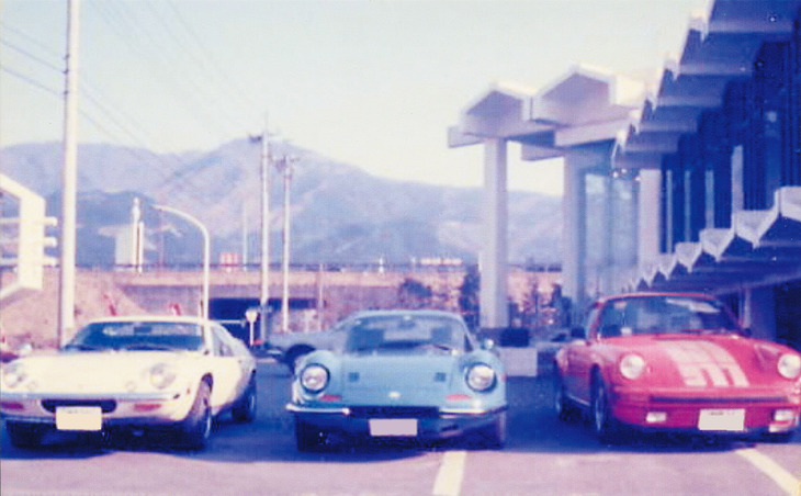 池沢先生にお借りした『サーキットの狼』連載当時の写真。主要登場人物が劇中でドライブした「ロータス・ヨーロッパ」（写真左）と「ディーノ246GT」（同中央）、そして「ポルシェ911」（同右）の3台が並ぶ。