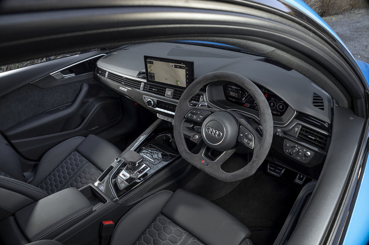 横基調のデザインが採用されたダッシュボード。「RS 4アバント」には、デンマークの高級オーディオブランドBang＆Olufsenの「3Dアドバンストサウンドシステム」が標準装備されている。試乗車は右ハンドル仕様だったが、左ハンドル仕様も選択できる。