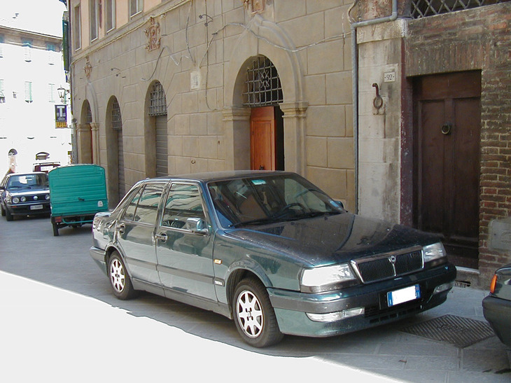 「ランチア・テーマ」は、イタリアにおける普及型高級セダンの歩みを通史で見た場合、最後のヒット作と言える。2003年撮影。