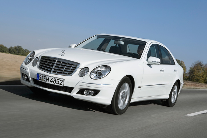 日本の乗用車からディーゼル車が消滅するのと前後して、ディーゼル車の正規導入を開始したのがメルセデス・ベンツである。まずは2006年8月にW211世代の「Eクラス」に「E320CDI」を設定。2007年12月に大幅改良を受けた同車は、日本で正規販売される最初の新長期規制対応ディーゼル乗用車となった。（写真は欧州仕様の「E320CDIブルーテック」）