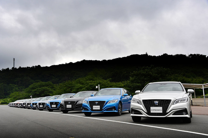 2018年6月上旬、正式発表に先駆けて開催された試乗会でのひとこま。15代目「クラウン」のプロトタイプが、会場にずらりと並んだ。