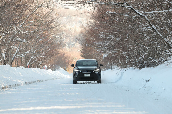 グッドイヤーのオールシーズンタイヤ「ベクター4シーズンズGEN-3」の雪上走行シーン。非降雪地域で生活していて、たまに雪が降ったタイミングでクルマを使う可能性が少しでもあるなら、オールシーズンタイヤは検討に値するタイヤといえそうだ。