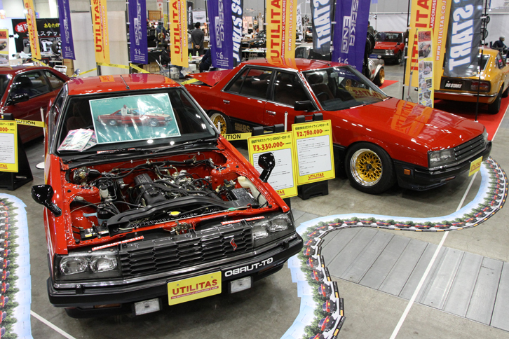 ユーティリタスが出展していた、2台の通称ニューマン・スカイラインこと6代目「日産スカイライン」（R30系）。左は1982年「ハードトップ2000GT-ESターボ」で333万円、右の83年「2000RSターボ」は278万円。
