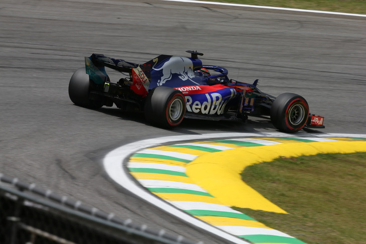 残り2戦、コンストラクターズランキング8位のザウバーを3点差で追っていたトロロッソ勢は、ピエール・ガスリーが予選10位、リカルドの降格ペナルティーで9番グリッドと入賞が望める位置からスタート。オープニングラップで8位に上がるもその後は後退を余儀なくされ13位完走。「ポイント獲得にはペースが足らなかった」とはレース後の弁。一方、チームメイトのブレンドン・ハートレー（写真）は、僅差でQ1突破ならず予選17位、オコンの降格ペナルティーで16番グリッド。スタートタイヤに一番硬いミディアムタイヤを選びロングランを成功させ、入賞まであと1歩の11位完走を果たした。（Photo＝Toro Rosso）