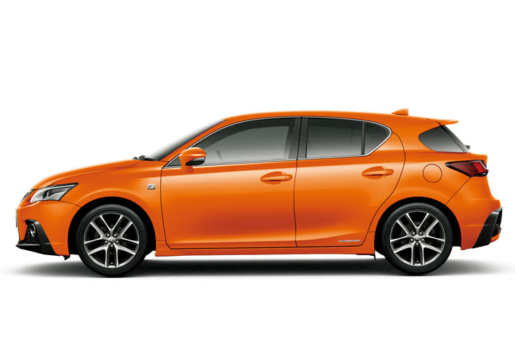 新規設定された、“Fスポーツ”専用ボディーカラーの「ラヴァオレンジクリスタルシャイン」。