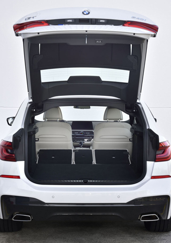 バックドアのほか、サイドのドアやボンネットにもアルミニウムを採用。軽量化が図られている。