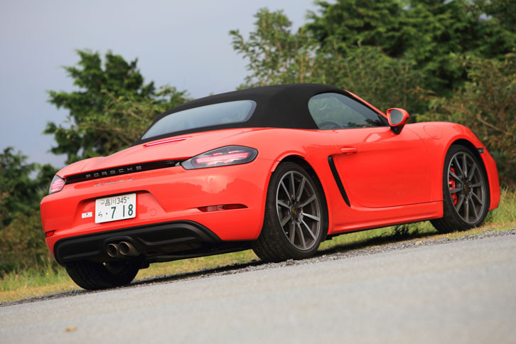 ボディーカラーは「ラバオレンジ」。2本出しのエキゾーストパイプは「S」モデルの証し。