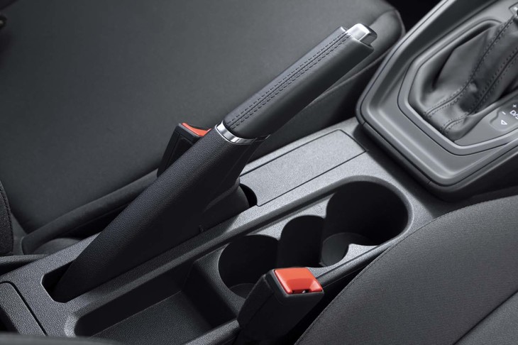 パーキングブレーキはレバー式のいわゆるサイドブレーキ。これは1.5リッターターボエンジン搭載の上位グレードでも同じ。