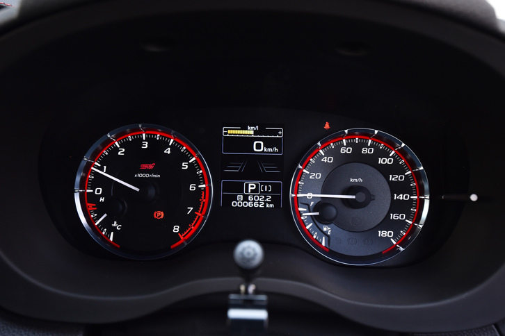 
	「STI Sport」専用のマルチインフォメーションディスプレイ付きレッドルミネセントメーター。
	