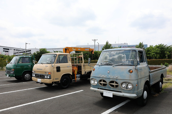 右から1968年「日産プリンス・クリッパー」と、「日産クリッパー」のユニック仕様（1980年）およびローダー仕様（1979年）。日産の軽トラックの名称として21世紀に入ってから復活、現在も使用されているクリッパーは、もともと1958年にデビューしたプリンスの小型キャブオーバートラックの名称だった。手前はその2代目、残り2台は日産との合併後に「キャブオール」の双子車となった4代目。