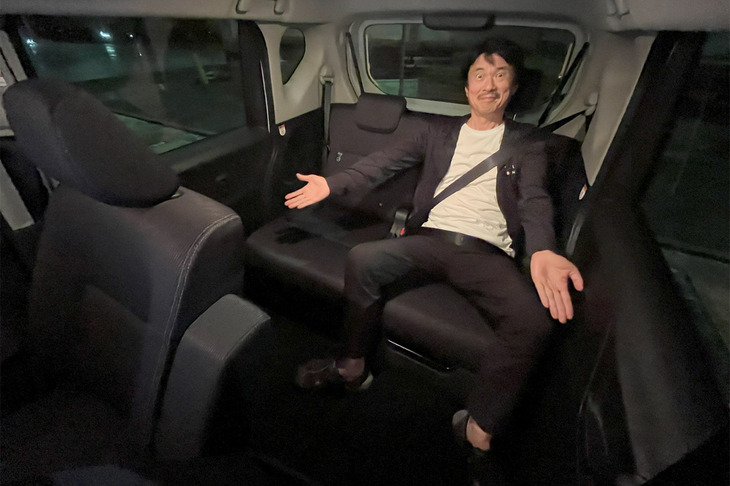 広々とした新型「ムーヴ」の後席。背もたれは50：50の2分割式で、可倒／リクライニングが行える。240mmのロングスライド機構が備わるのも同モデルの特徴だ。